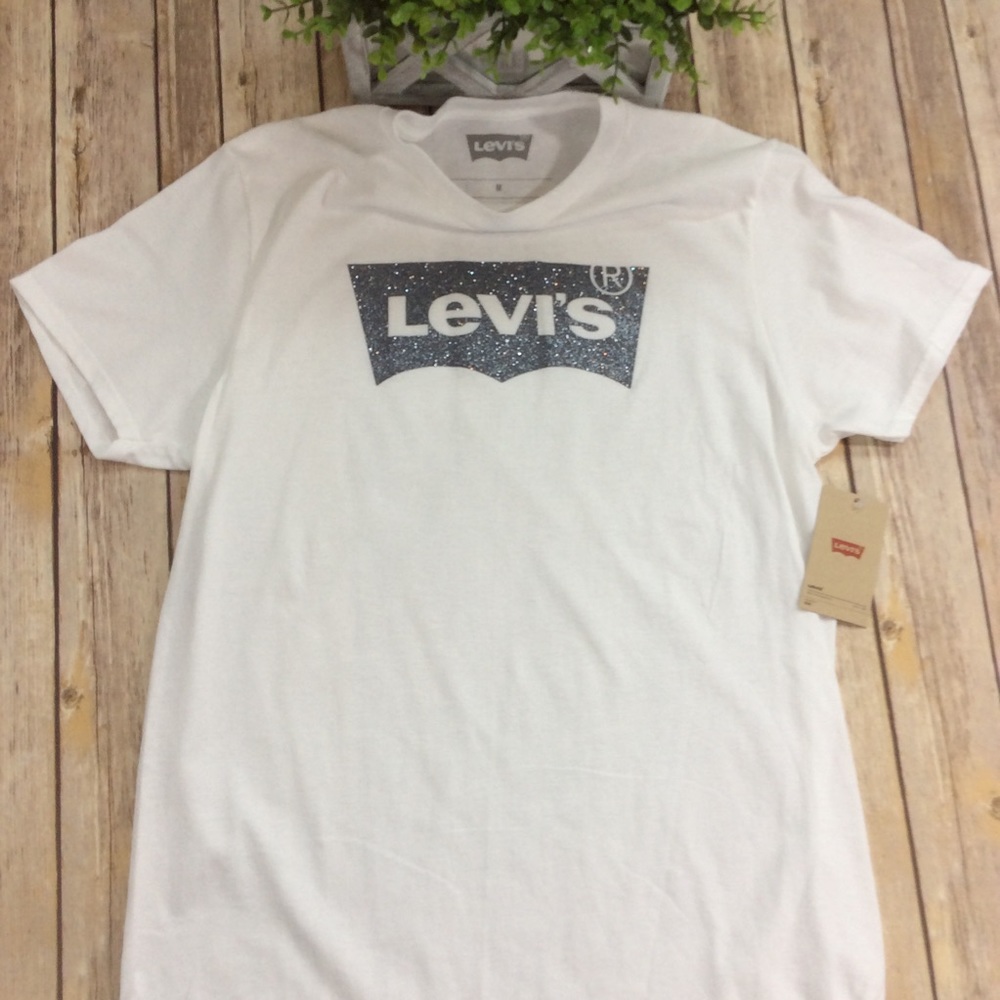 Women’s NWT Medium Levi’s T-shirt